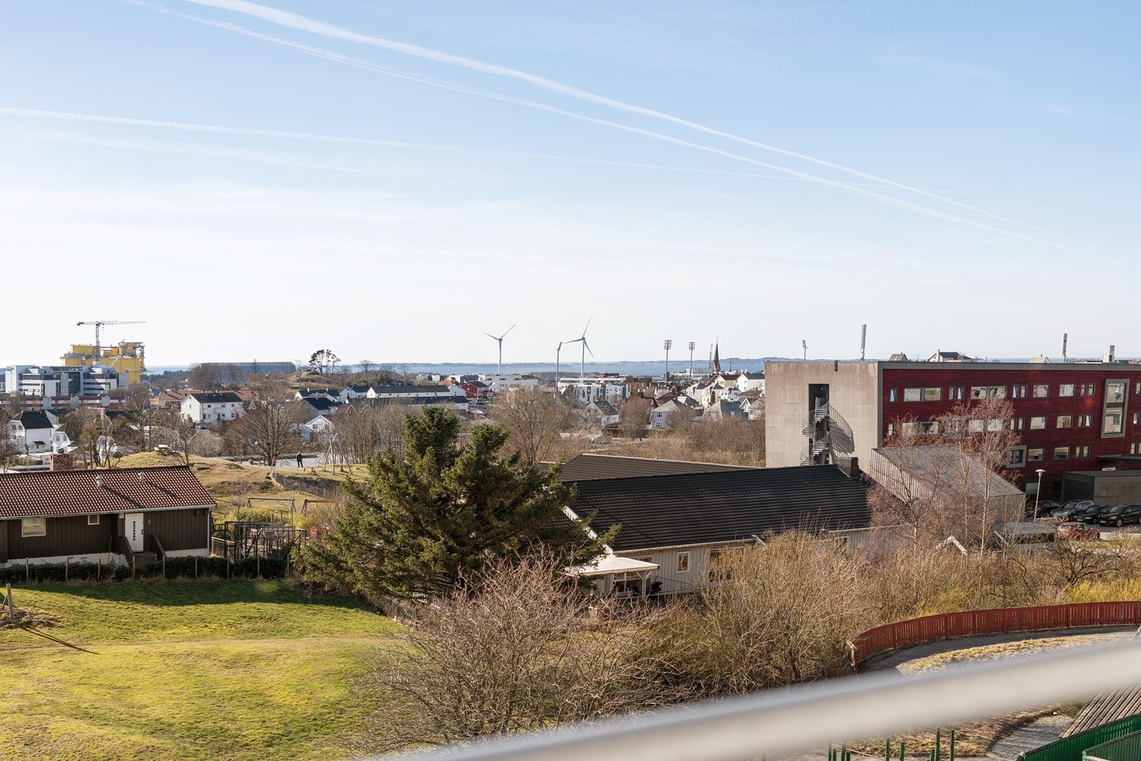 Nydelig utsikt over byen og havet Galleribilde