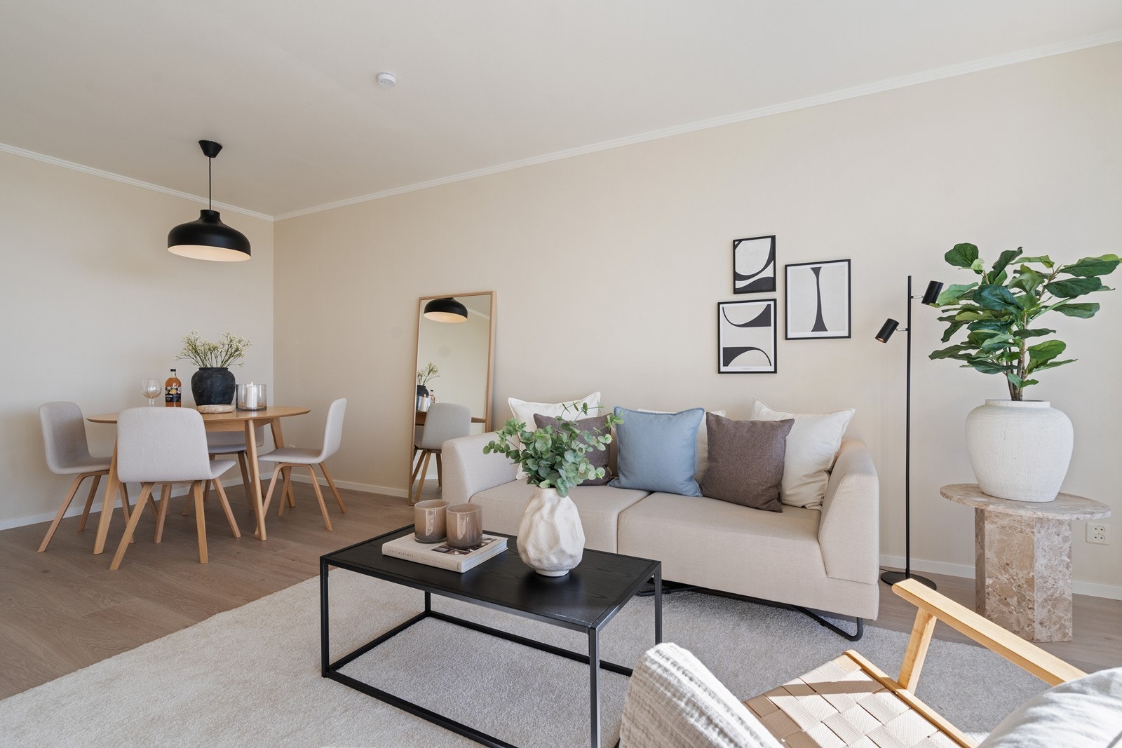 God plass for både salong og spisesone Galleribilde