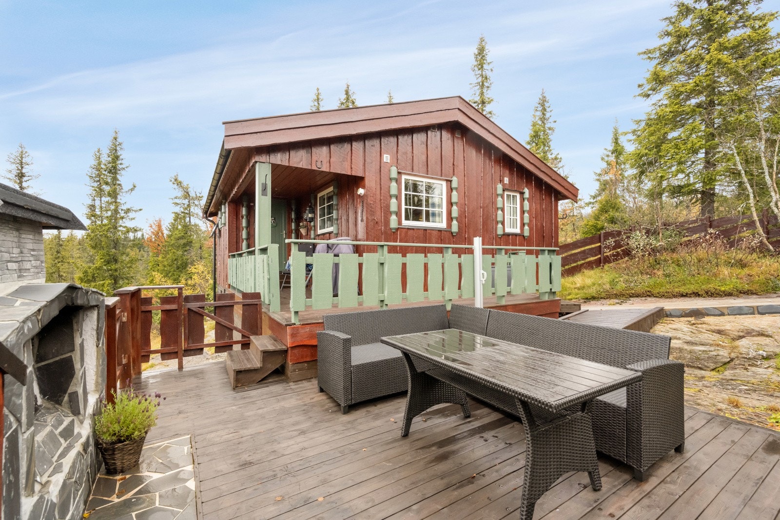 Foran uthuset er det stor platting med utepeis og utemøbler, utemøblene medfølger handelen Galleribilde