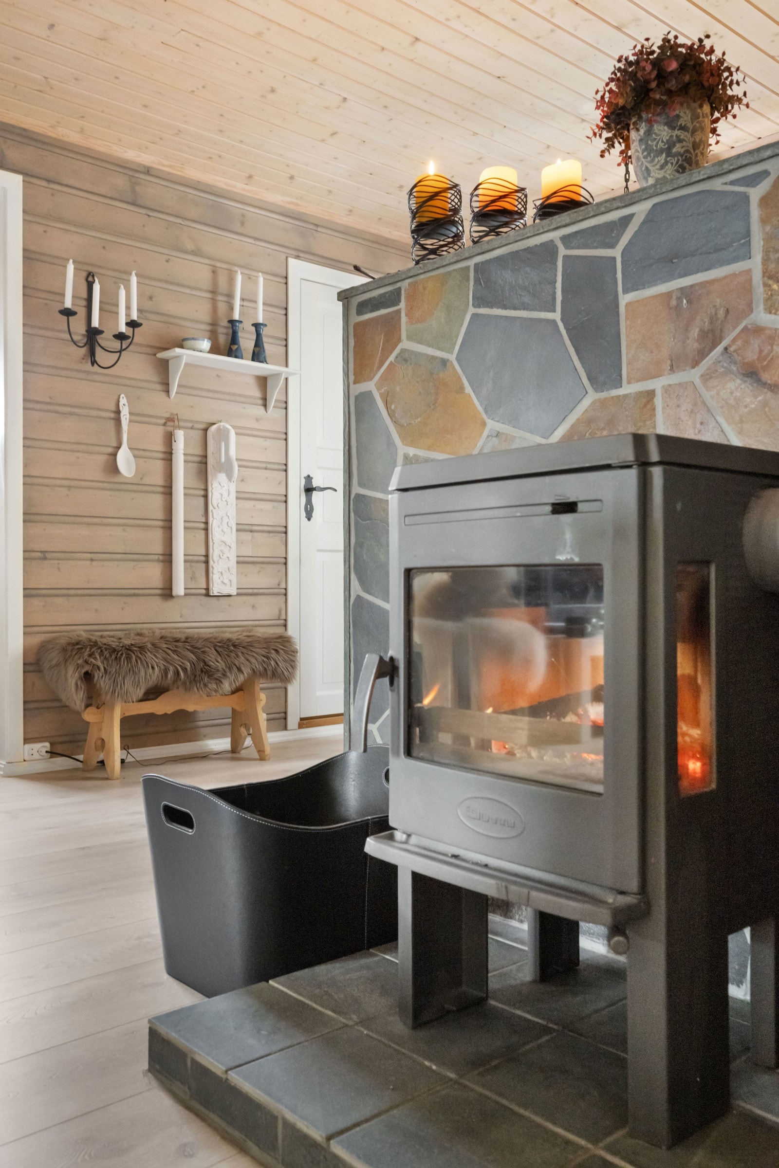 Hytta har både vedovn og også wallas-ovn (dieselfyrt, tank under hytta), med ring-hytta-varm Galleribilde