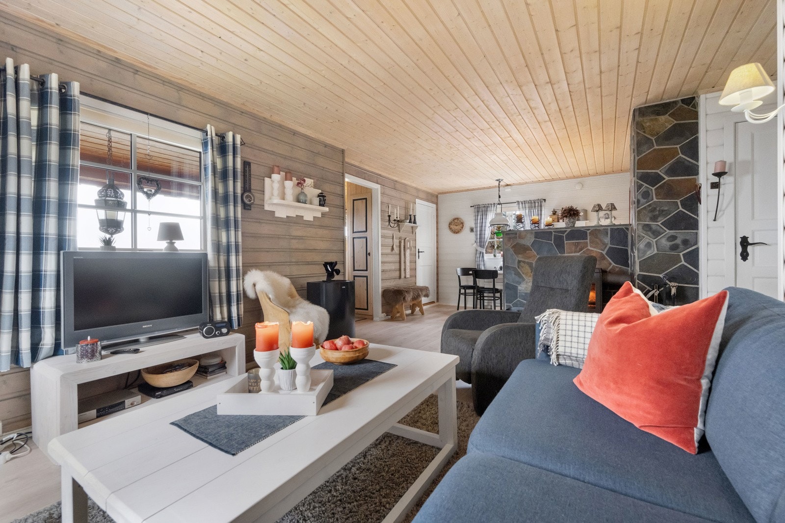 Stue har laminatgulv, malt panel på veggene og panel i himling, Galleribilde