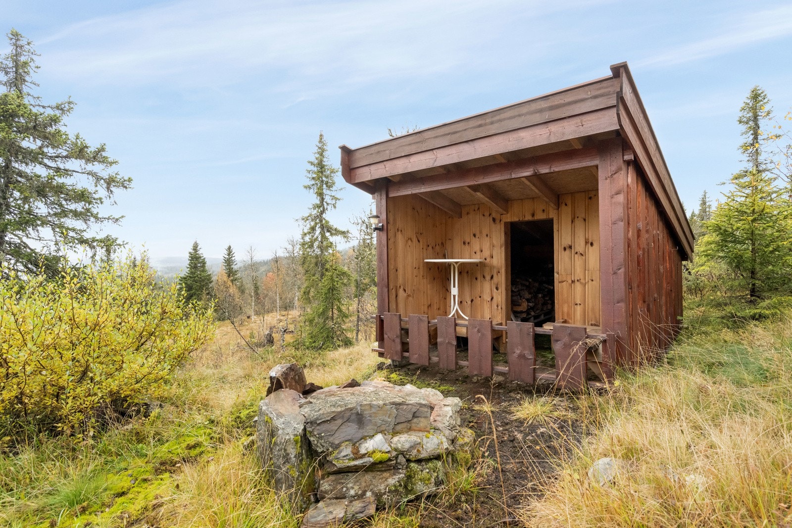 Gapahuk med bålplass på nedsiden av hytta Galleribilde