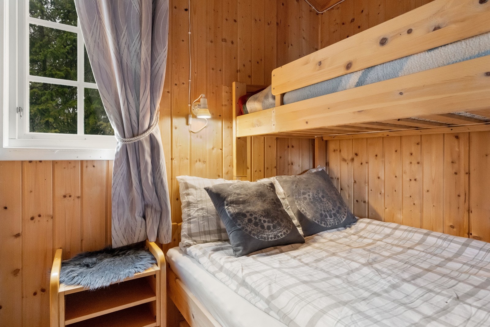 Soverommene har tregulv, panel på veggene og panel i himling. Galleribilde