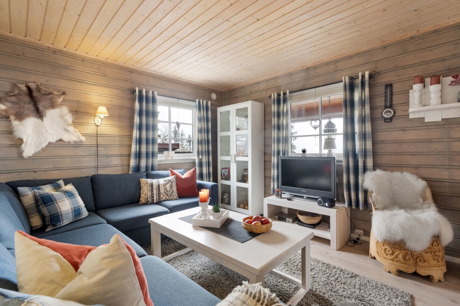 Det meste av møbler (ikke inventar ellers) medfølger handelen, bortsett fra hvitt skap i stue, og gammel trestol. Galleribilde