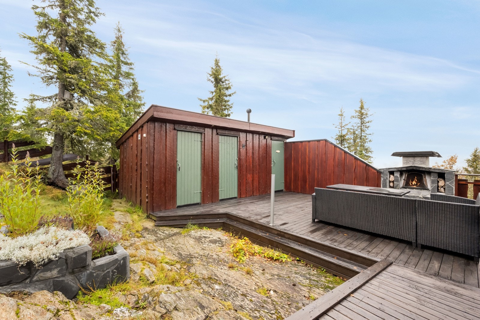 Uthus med utedo og hyttedusj i det ene rommet, bodrom og en vebod Galleribilde