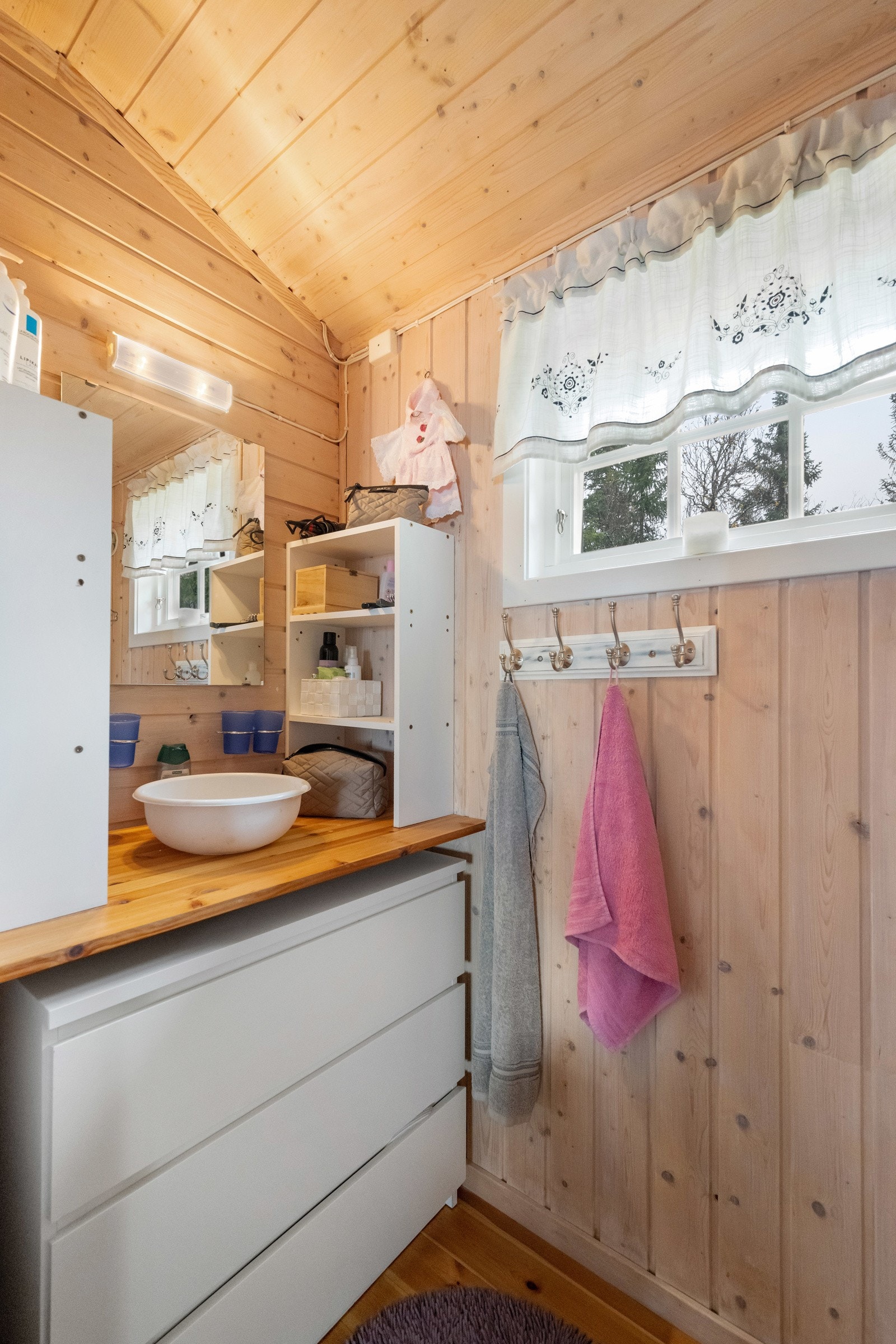 Enkelt hyttebad med vaskevannsfat og do som må tømmes Galleribilde