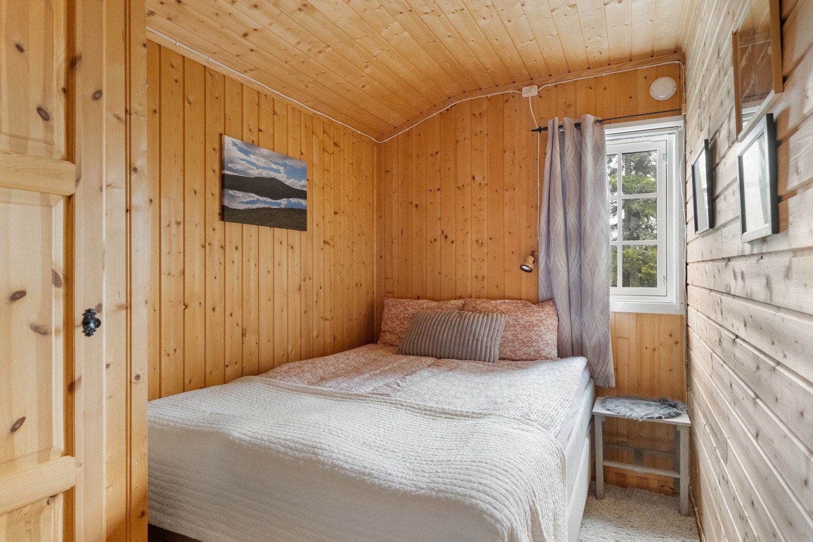 Hytta har to gode soverom, soverom I med plass til dobbeltseng Galleribilde