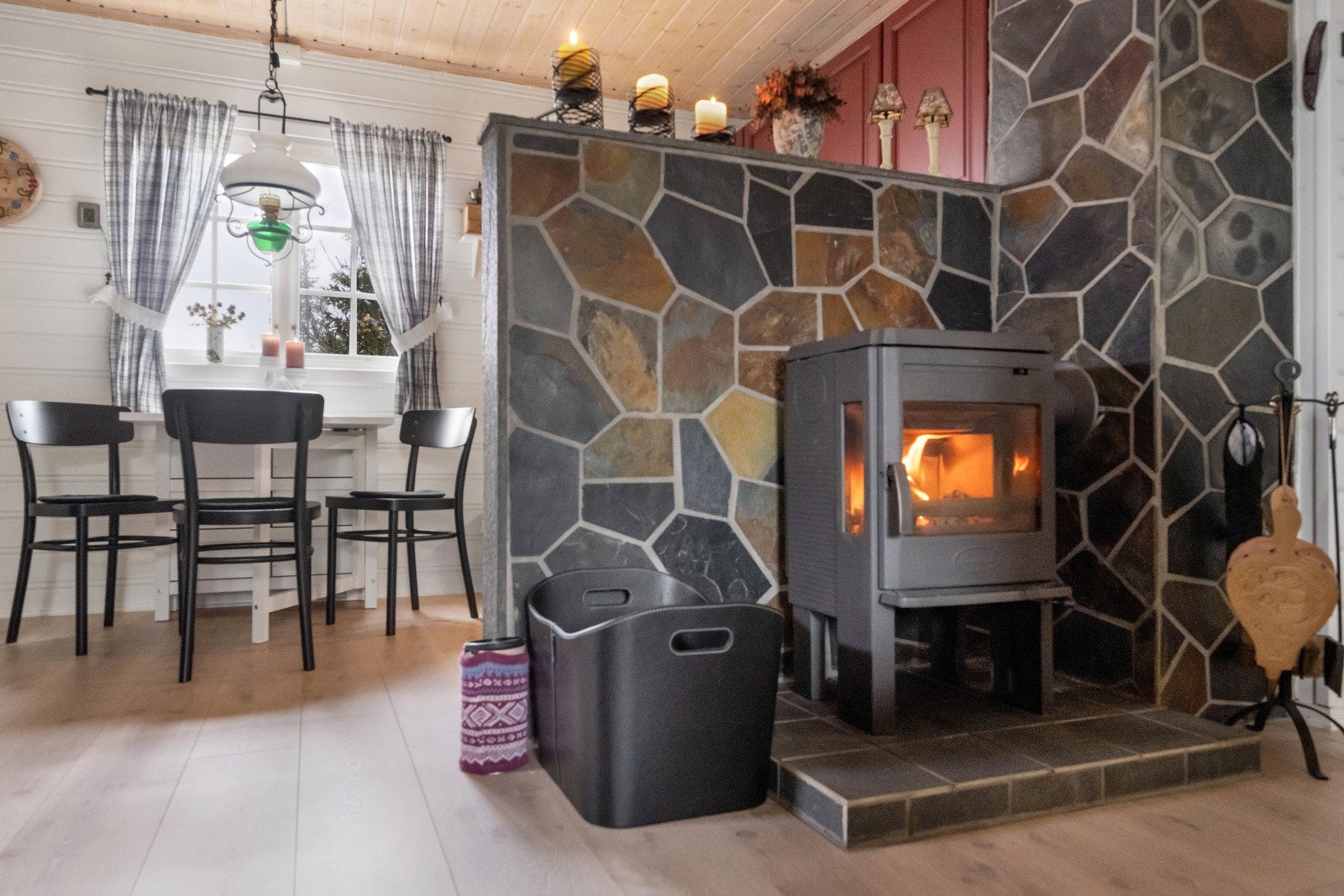 Åpen løsning mellom stue og kjøkken Galleribilde