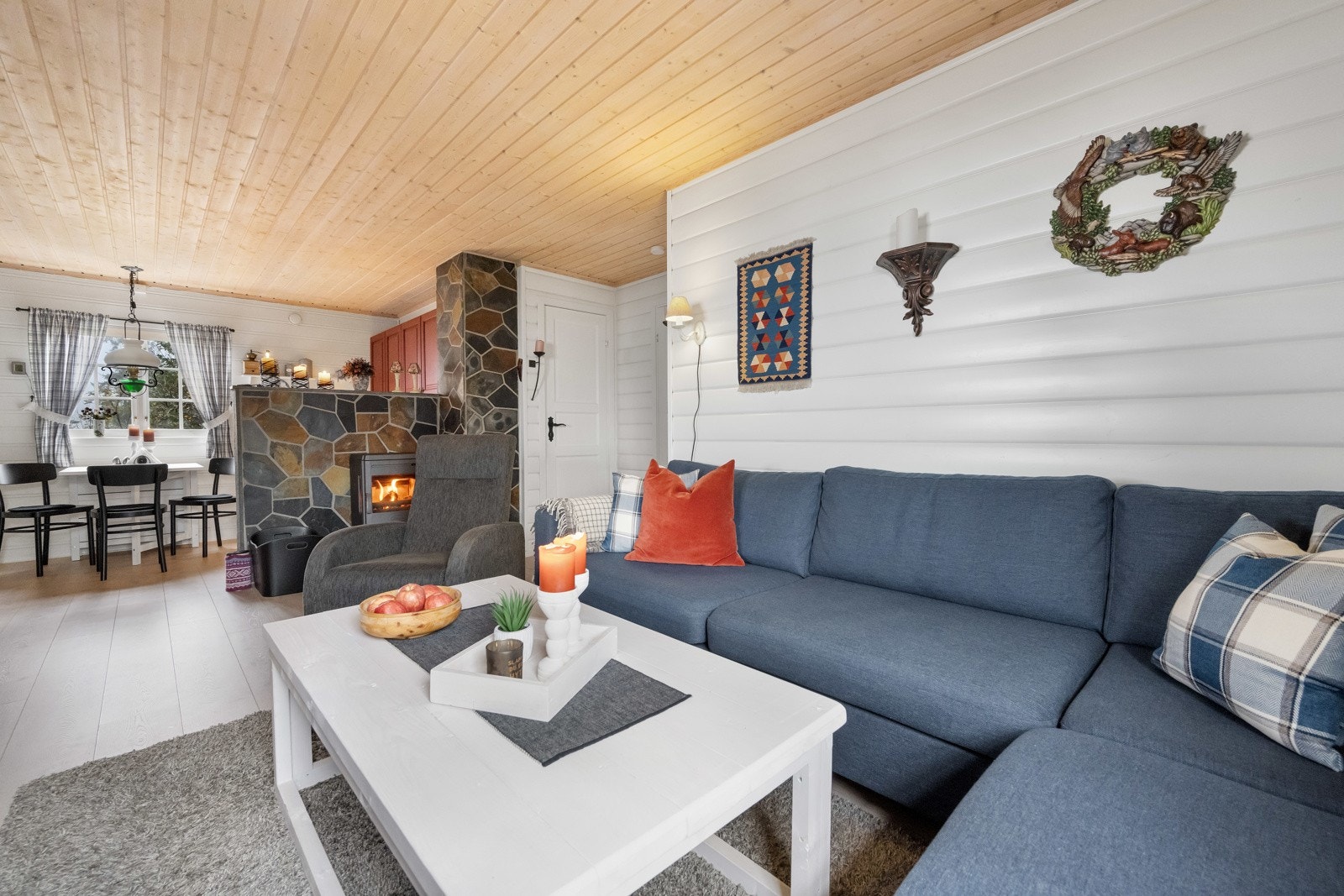 Hytta har fin planløsning og stua er et hyggelig oppholdsrom for store og små Galleribilde