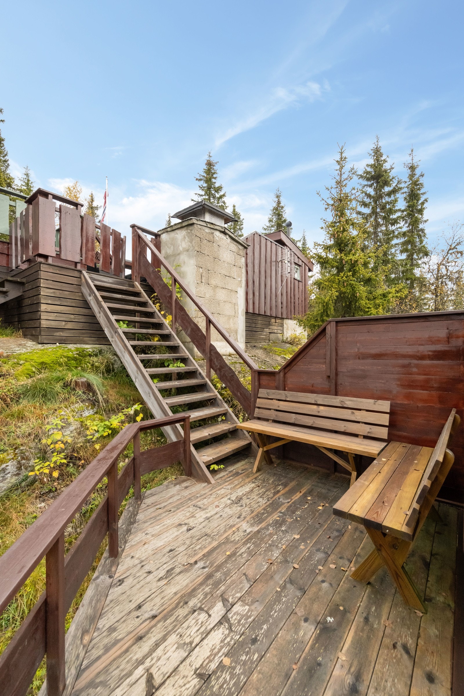 Det er trapping med sittegruppe og levegg, og det er bygd gapahuk med bålplass nederst på tomten Galleribilde