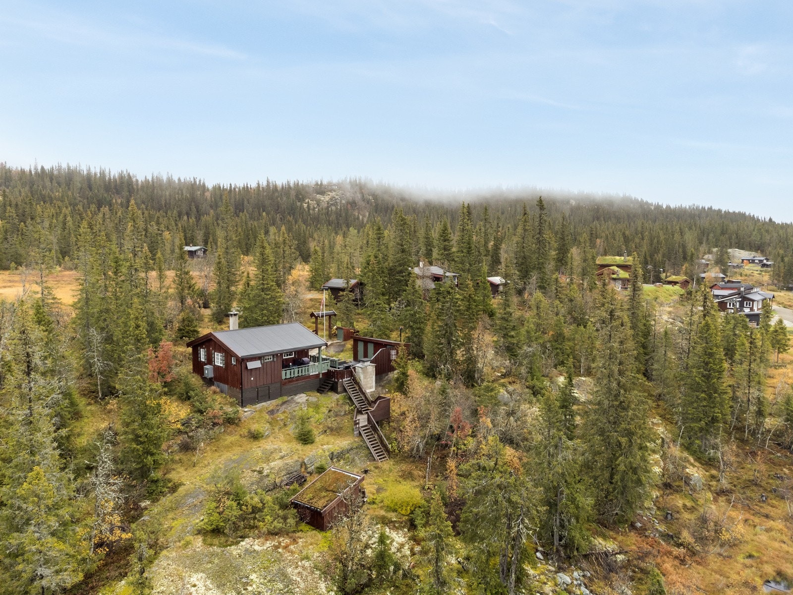 Fint og variert turterreng sommer som vinter. Høyeste topp i området er Spåtind, 1414 moh Galleribilde