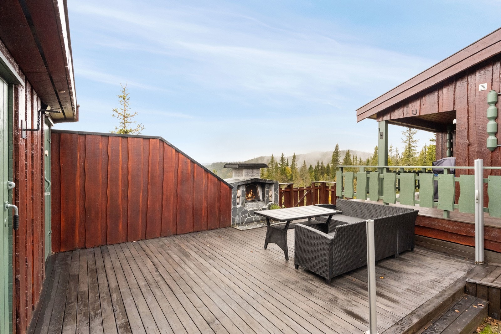 Solrik platting med utepeis og utrekkbar levegg, med god plass til sittegruppe Galleribilde