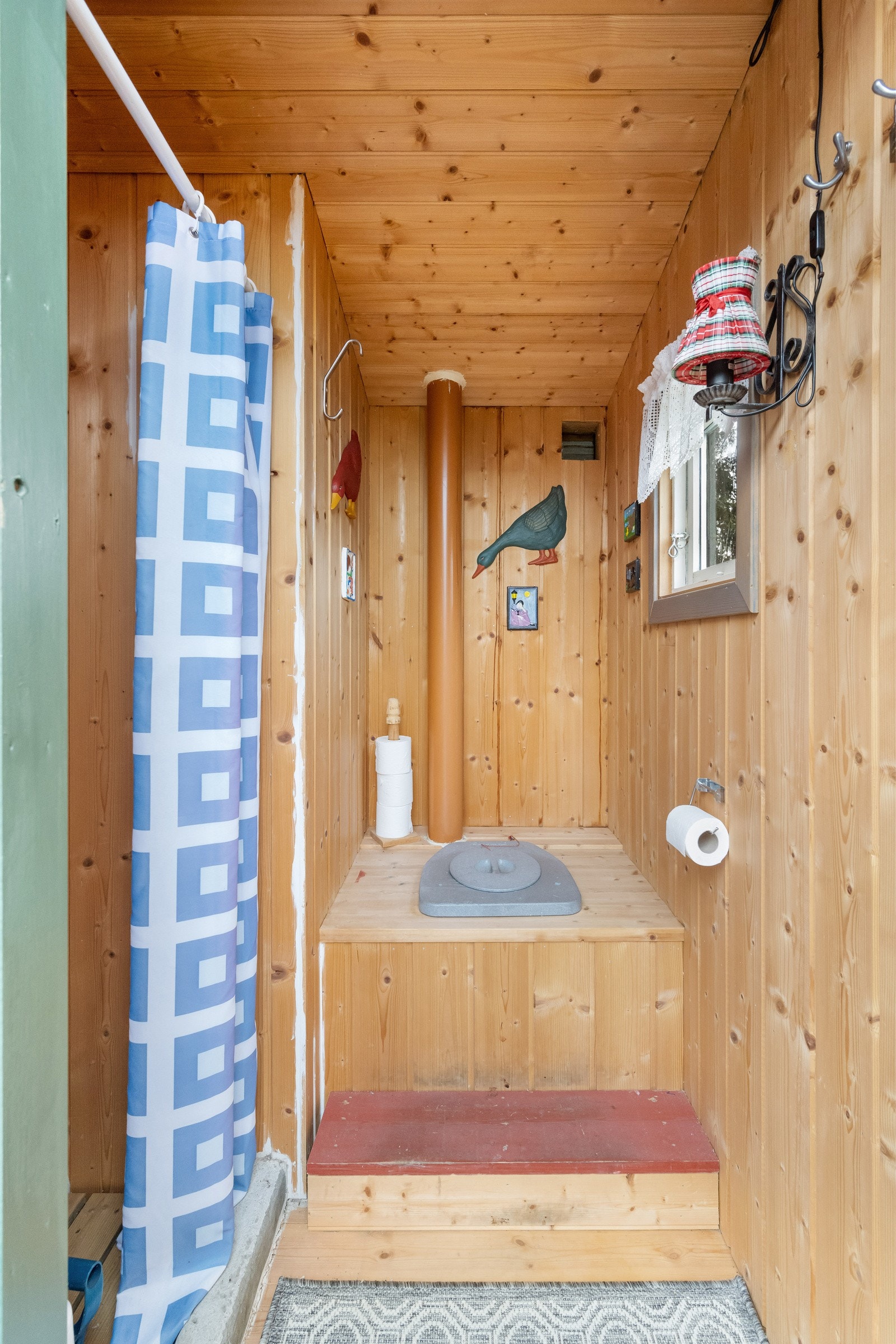 Utedo i uthus Galleribilde