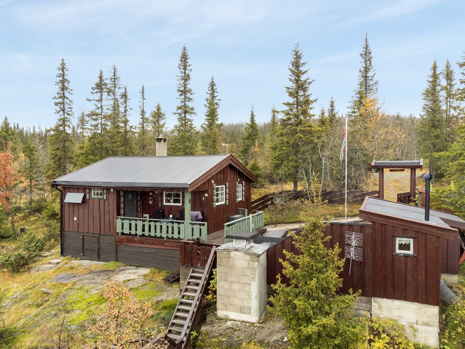 Dette er en koselig hytte med bilveg frem og solcelleanlegg Galleribilde