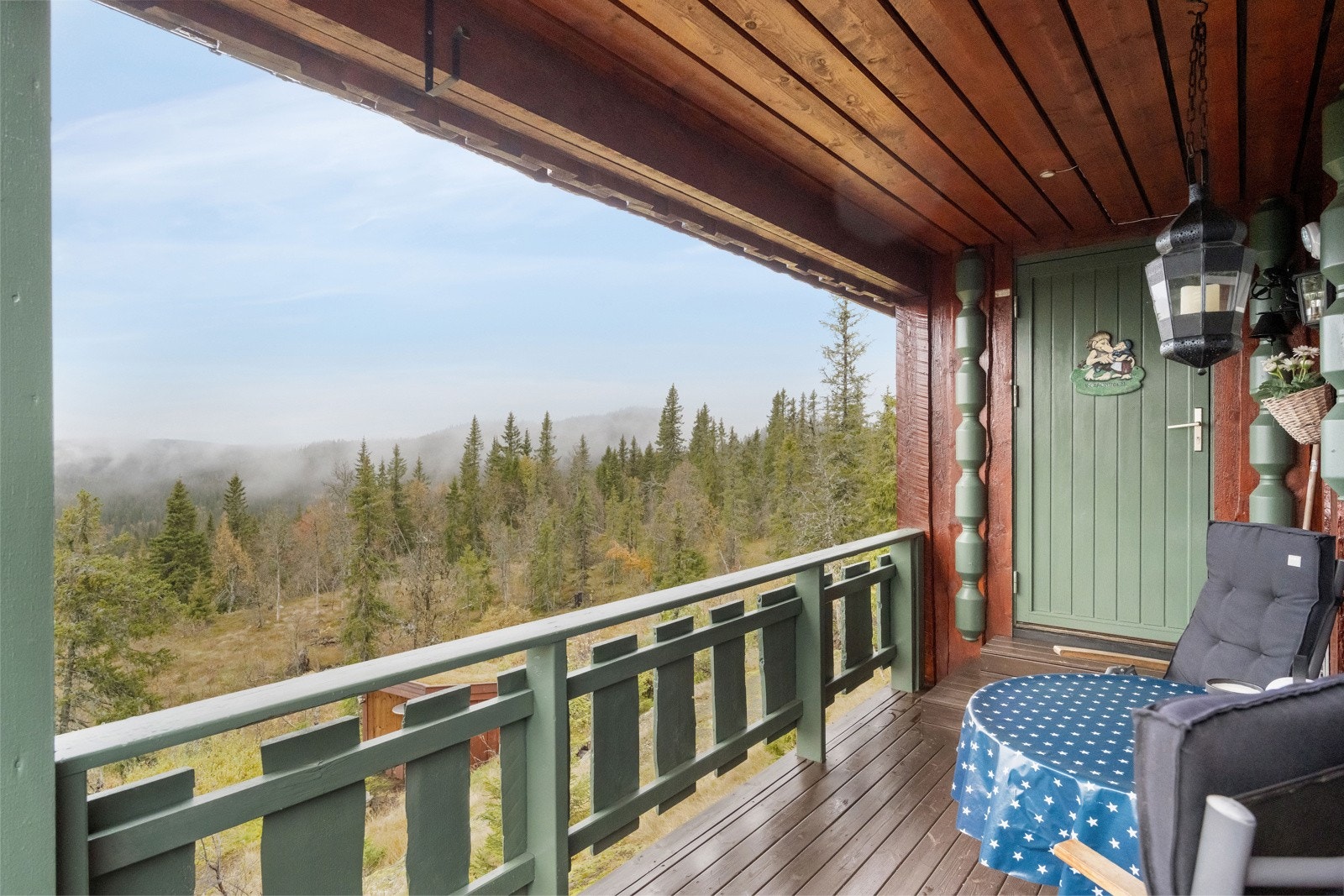 Overbygget inngangsparti gjør at man kan nyte de flott omgivelse uansett vær Galleribilde