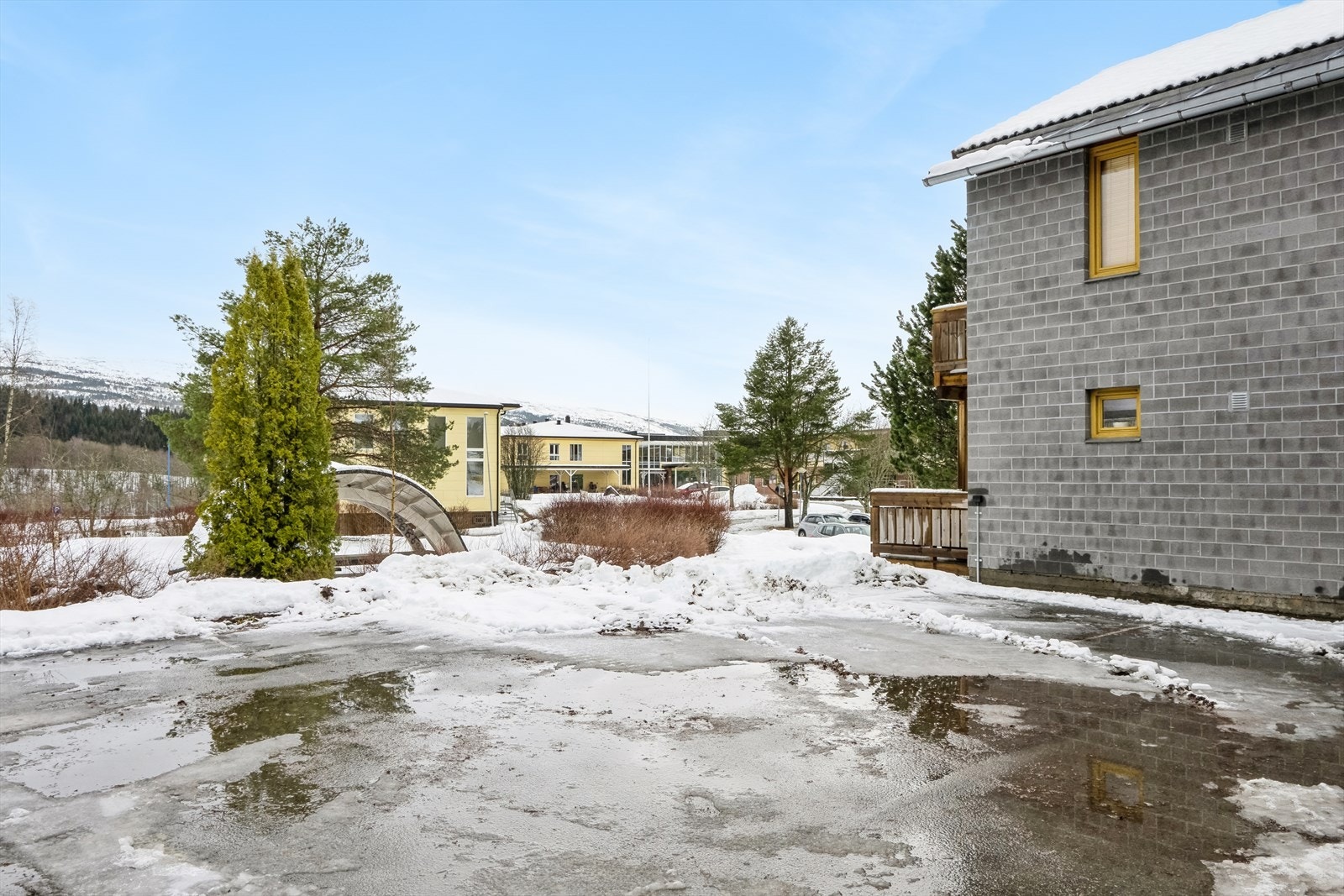 Parkeringsplass i bakgård. Galleribilde