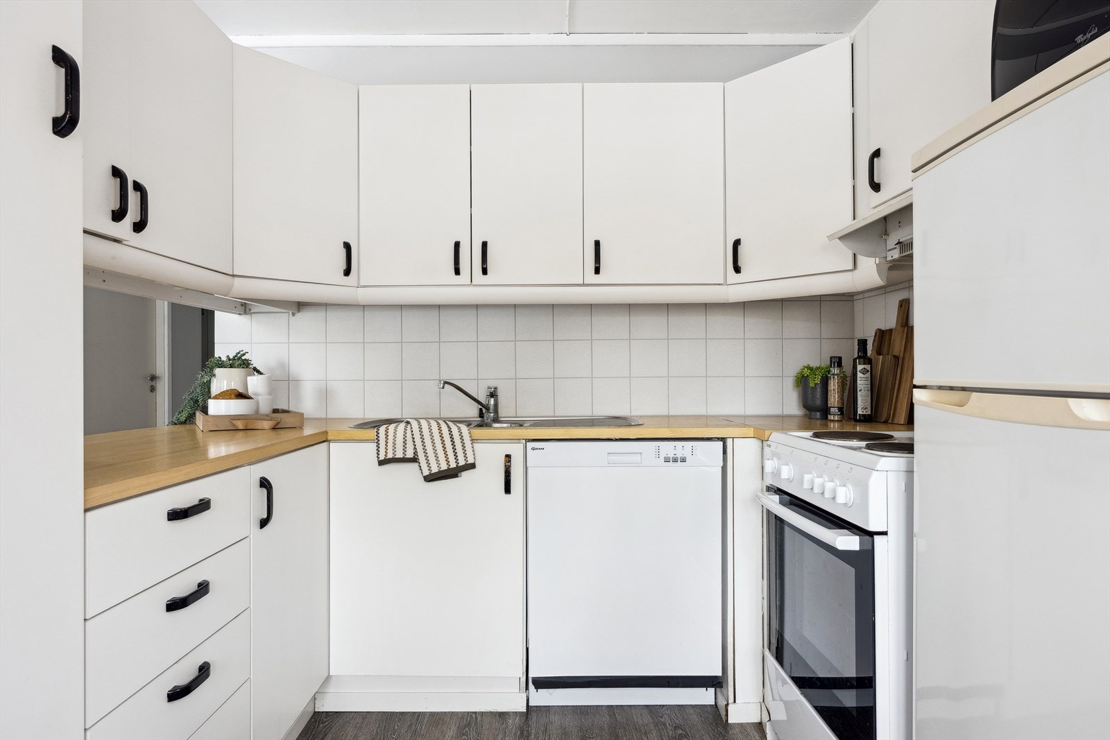 Det er kjøleskap, oppvaskmaskin og komfyr. Kjøkkenventilator med avtrekk ut. Galleribilde