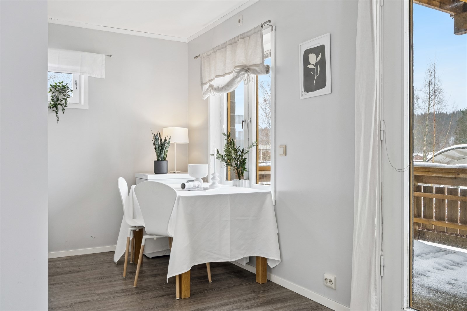 Plass til spisebord. Utgang til veranda. Galleribilde