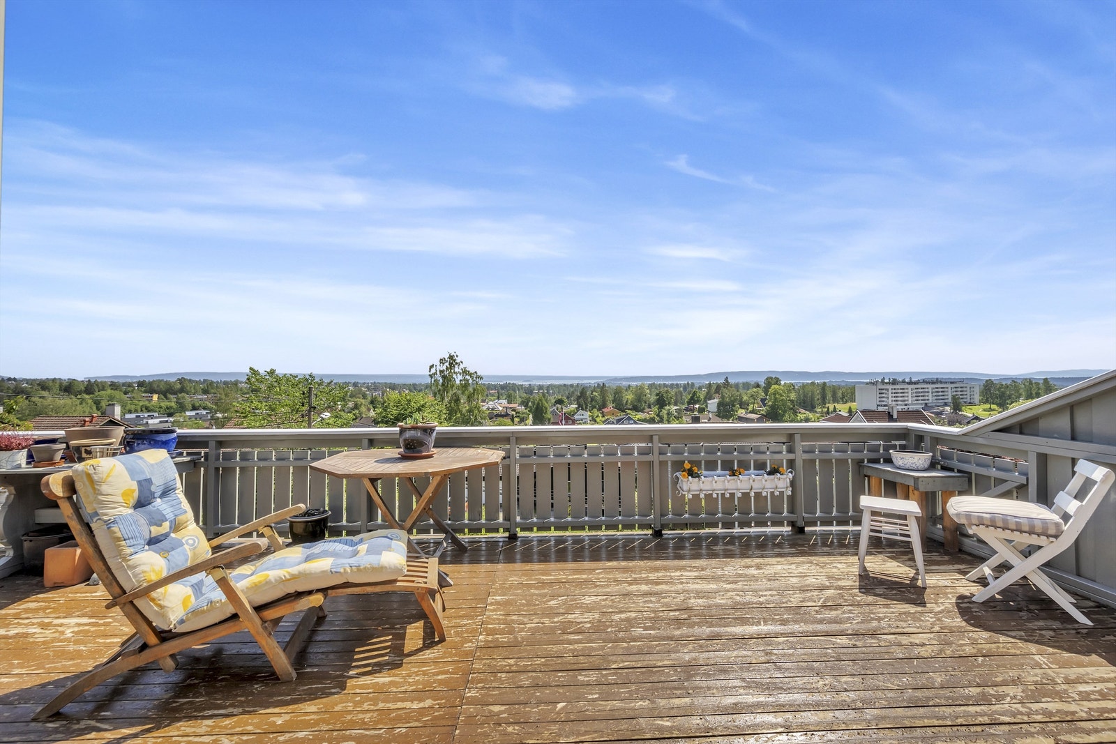 Eiendomsmegler Cecilie Muri har gleden av å ønske velkommen til en hyggelig bolig i øverste etasje i en horisontaldelt tomannsbolig i en rolig blindvei Galleribilde