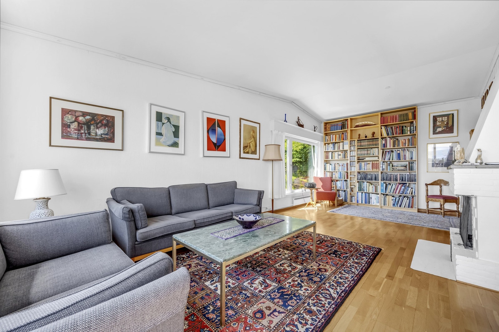 Tilbake i stuen er det også en koselig peis som gir både varme og hygge Galleribilde