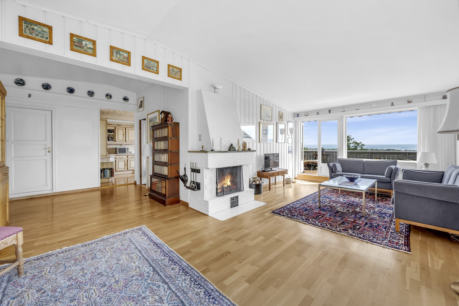 Stuen har gode møbleringsmuligheter med plass for sofagruppe, TV-seksjon, lesehjørne og annet passende Galleribilde