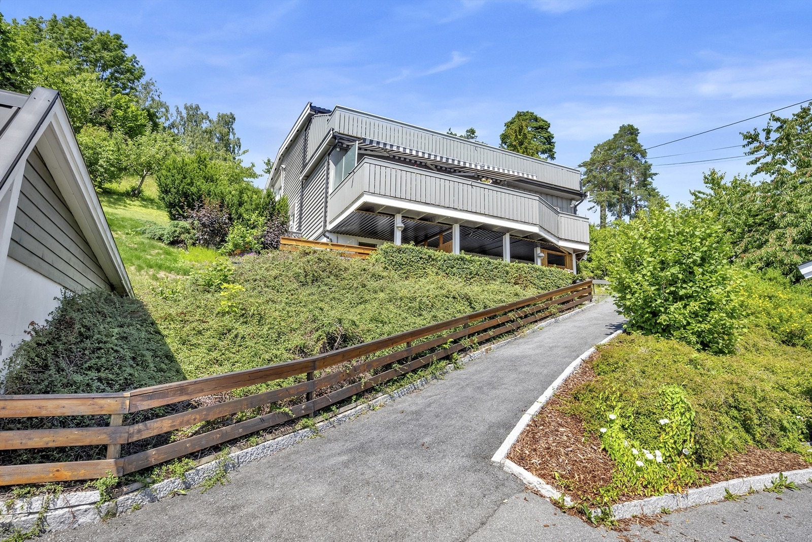 Kollektivtilbudet er også meget godt med to bussholdeplasser like ved boligen (Kirkeveien og Gamle Ringeriksvei) med ruter mot Sandvika og Oslo Galleribilde