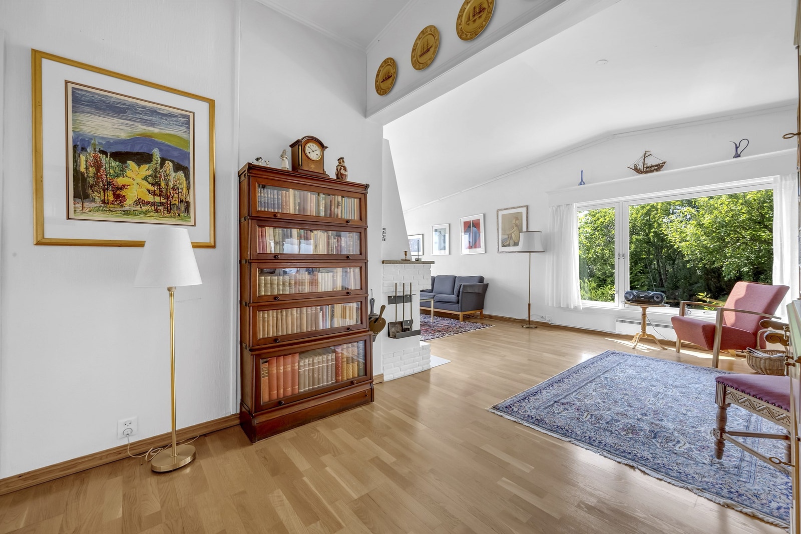 Lys og hyggelig stue med rikelig med naturlig fra store vindusflater og god romfølelse Galleribilde