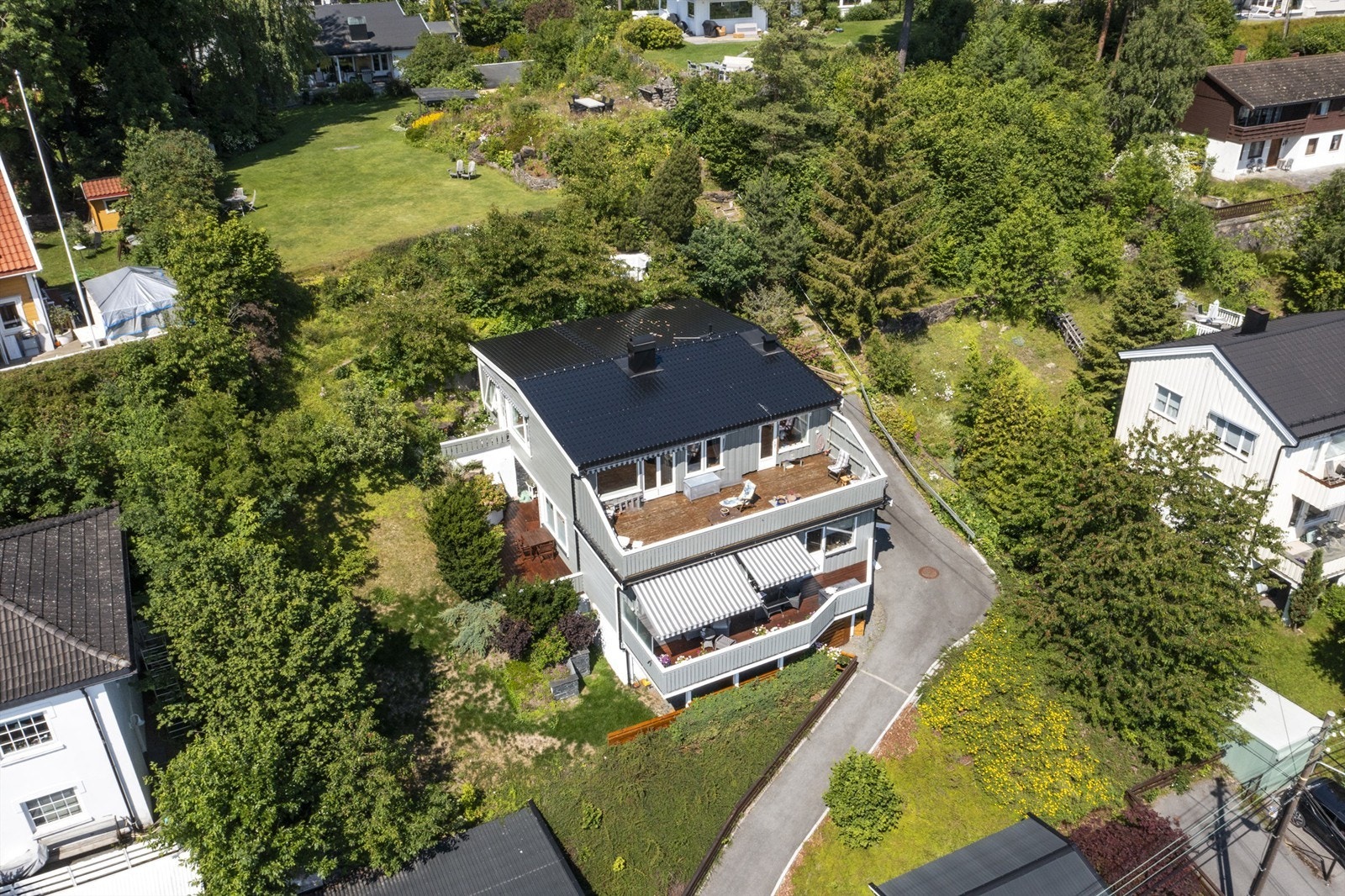 Boligen har en attraktiv beliggenhet med korte avstander til barnehager, skoler, aktivitetstilbud, dagligvarehandel og offentlig kommunikasjon, i tillegg til nærhet til marka med fine turmuligheter, sommer som vinter Galleribilde