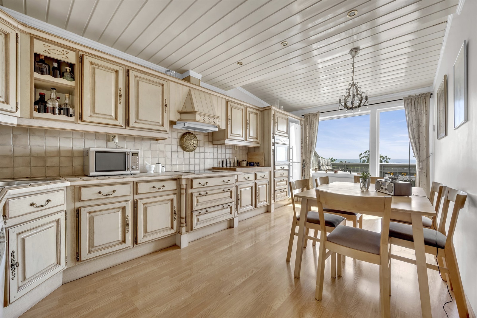 Meget romslig kjøkken med god plass for spisebord Galleribilde