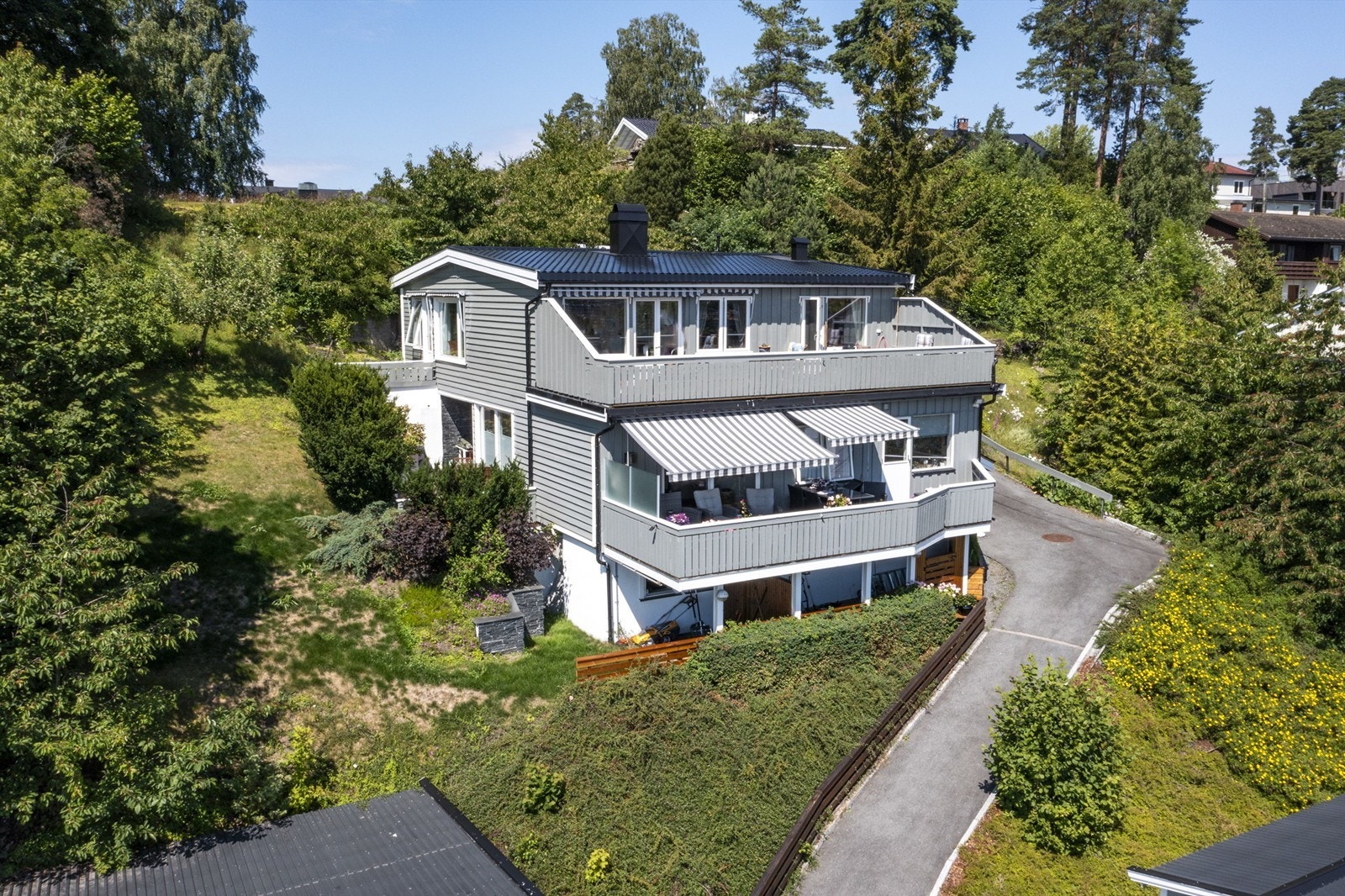 Boligen har en attraktiv beliggenhet med korte avstander til barnehager, skoler, aktivitetstilbud, dagligvarehandel og offentlig kommunikasjon, i tillegg til nærhet til marka med fine turmuligheter, sommer som vinter Galleribilde