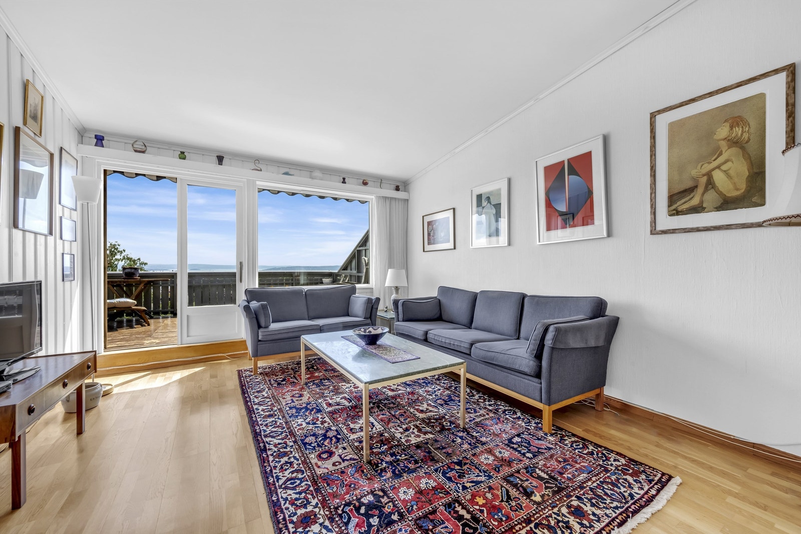 Fra både stuen og kjøkkenet er det utgang til en stor terrasse Galleribilde