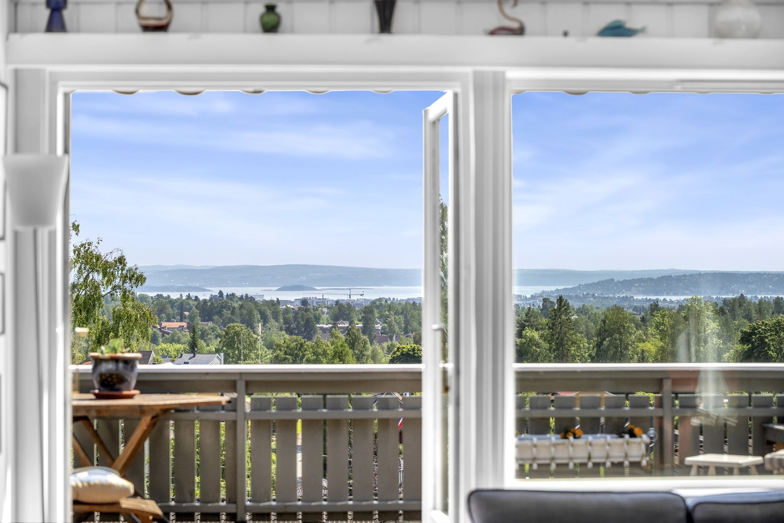 Boligen har en fantastisk utsikt mot sjøen, samt flotte solforhold Galleribilde