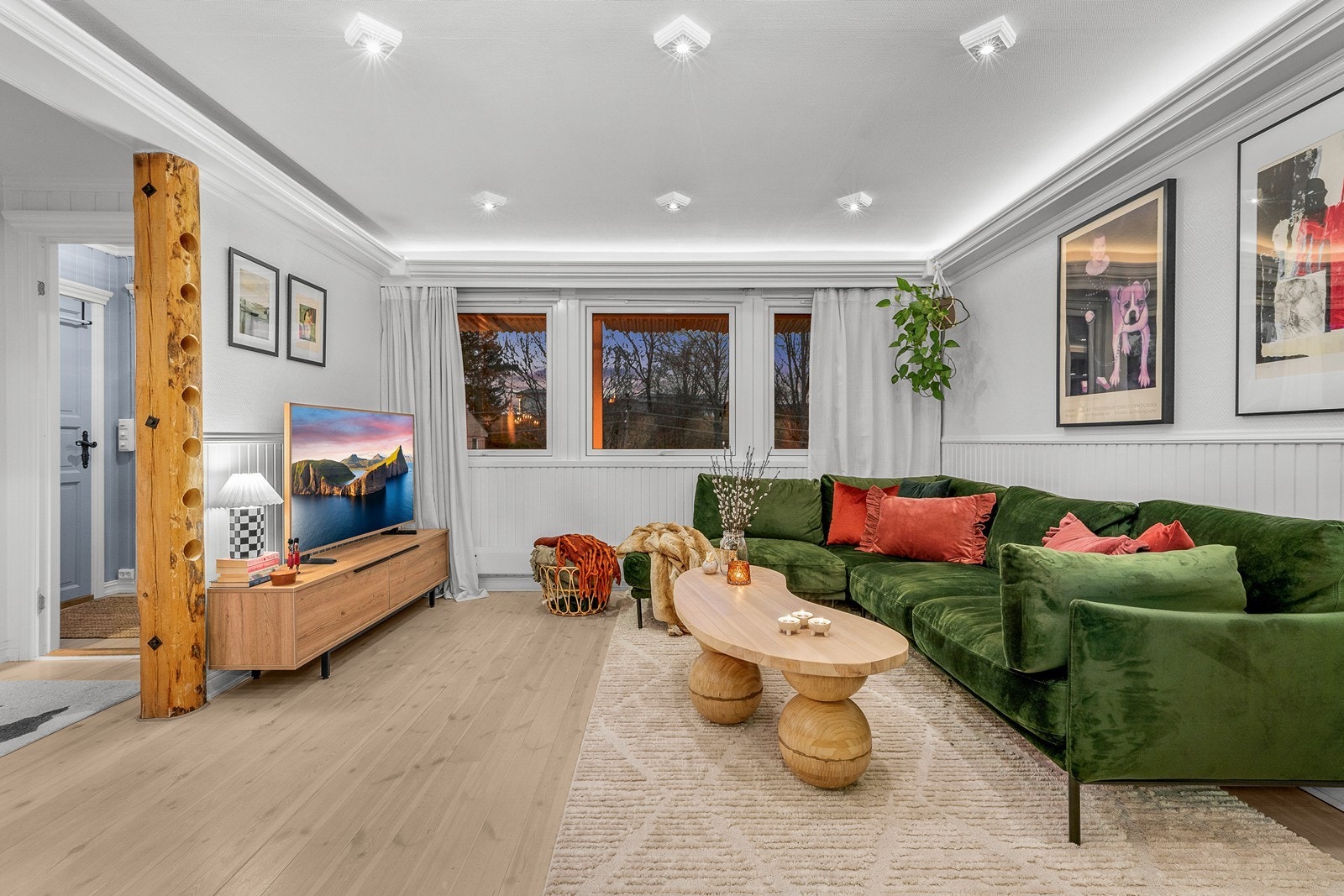 Stuen er innredet med tregulv, hvitmalt brystpanel med malt tapet over på vegger og malt strie i himling. Det er montert herlig belysning i form av spottere og leddstripe i himling av type Philips hue! Galleribilde