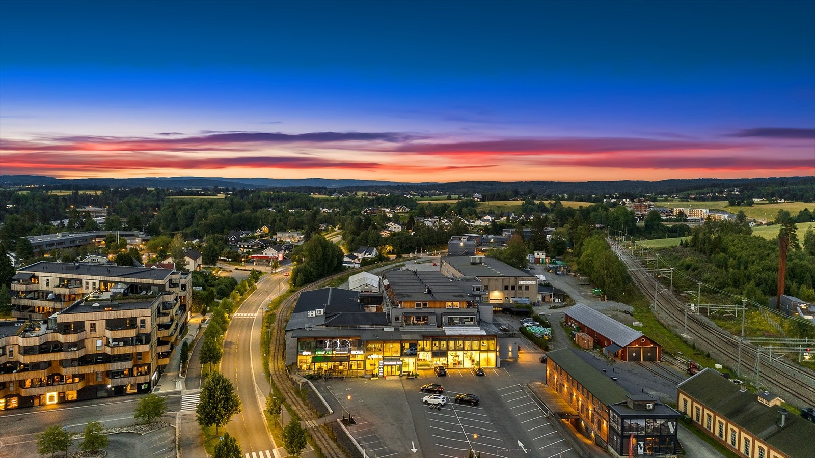 Kiwi, bibliotek, treningssenter og frisør har du i samme bygg i Sørumsand sentrum! Galleribilde