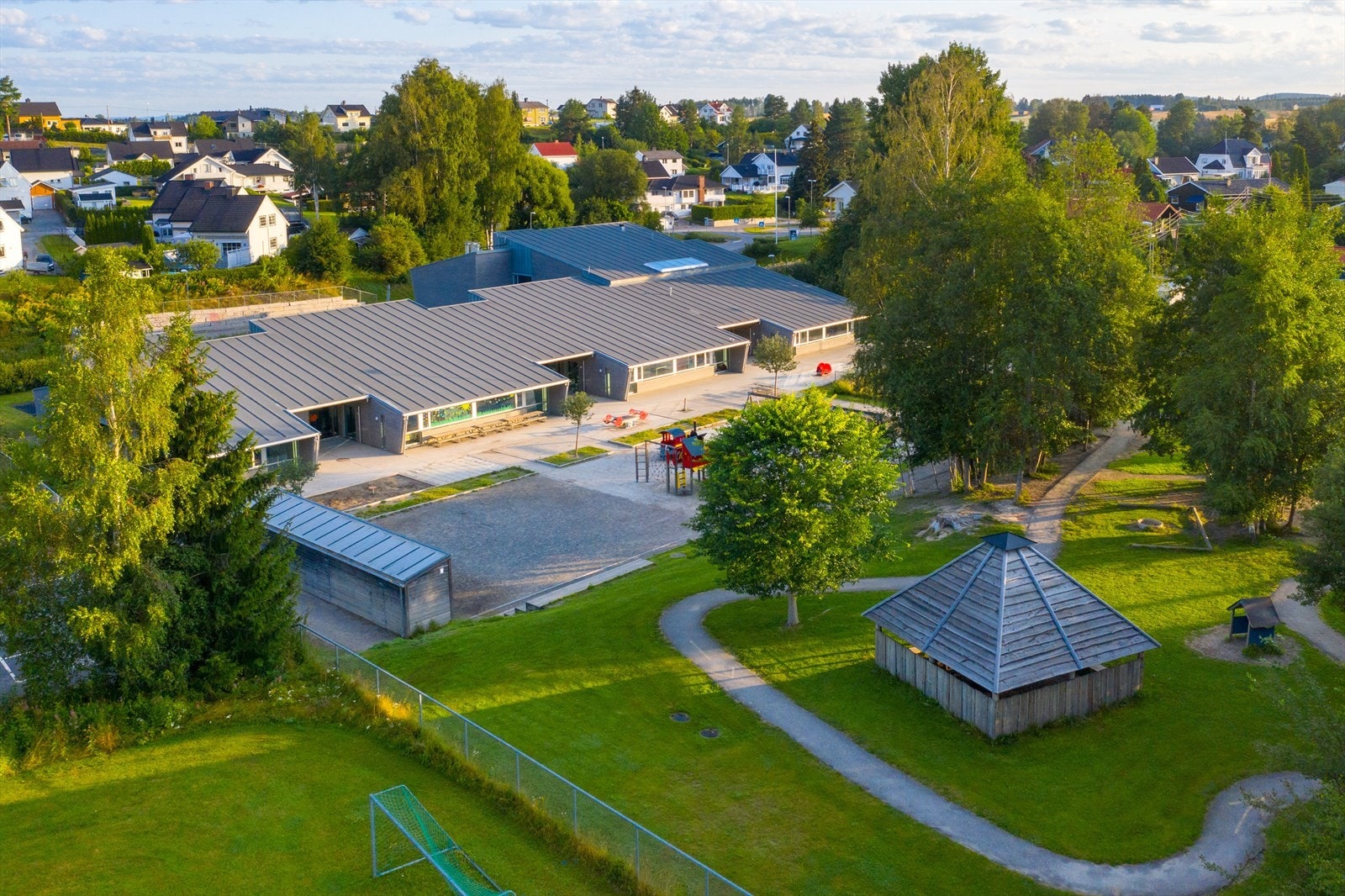Idrettsparken barnehage ligger ca. 1 km fra eiendommen! Galleribilde