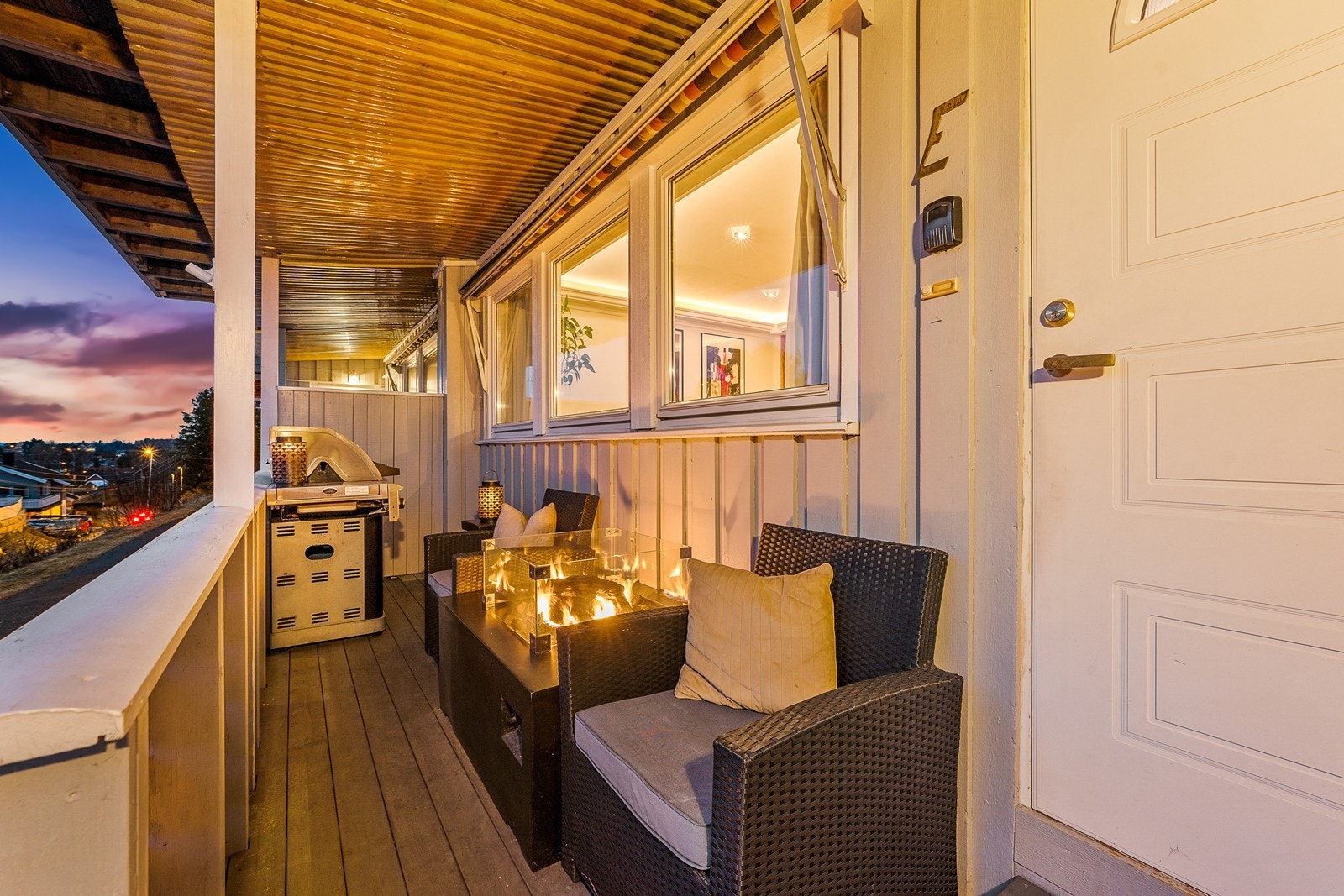 Vestvendt terrasse på mark, bygget med impregnert bjelkelag og terrassebord. Tre rekkverk og levegg av tre mot nabo. Terrassen er målt til ca. 8 kvm! Galleribilde