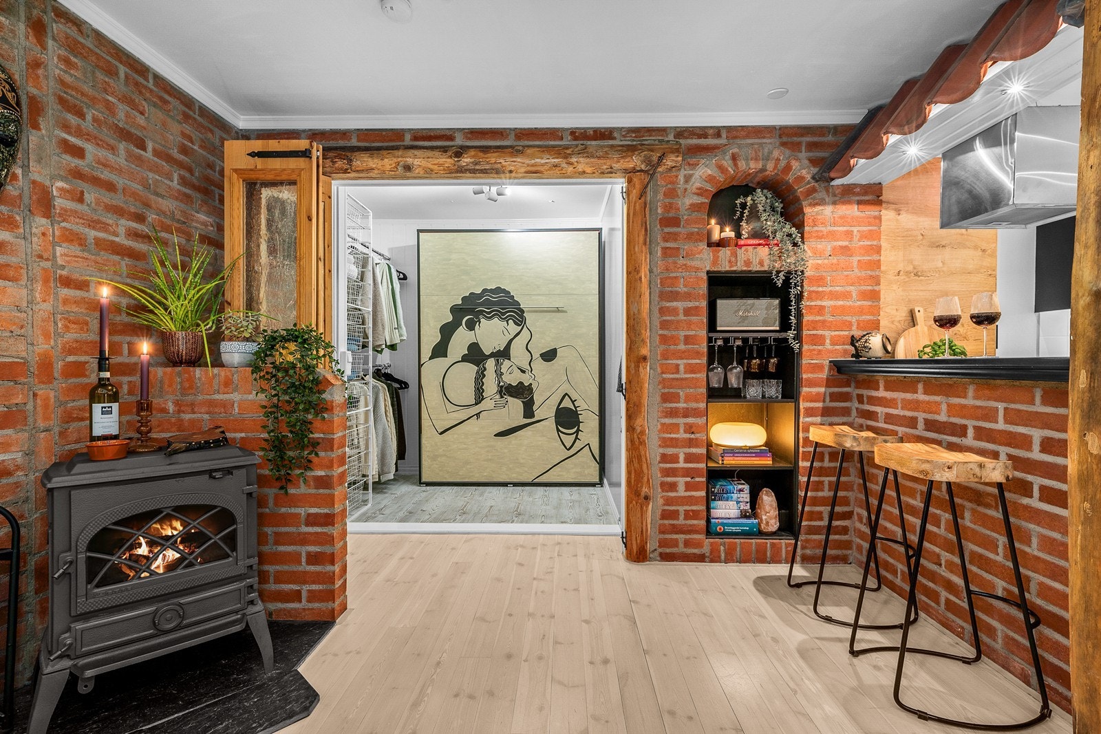 Herlig og praktisk skapseng som bare kan reises opp etter bruk! Galleribilde