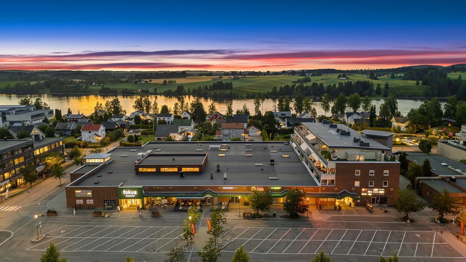Fokus butikksenter, som har et godt og variert utvalg. Her finner du bl.a. Coop Extra, Bunnpris og det er legekontor, tannlege, optiker, treningsstudio, klesbutikk, skobutikk, Floriss, nille, bokhandel, café, apotek, frisør og vinmonopol! Galleribilde