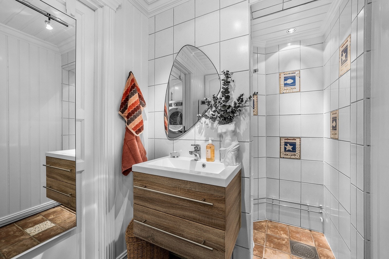 Badet er arealeffektiv, lunt og tiltalende med flislagt gulv samt varmekabler! Galleribilde