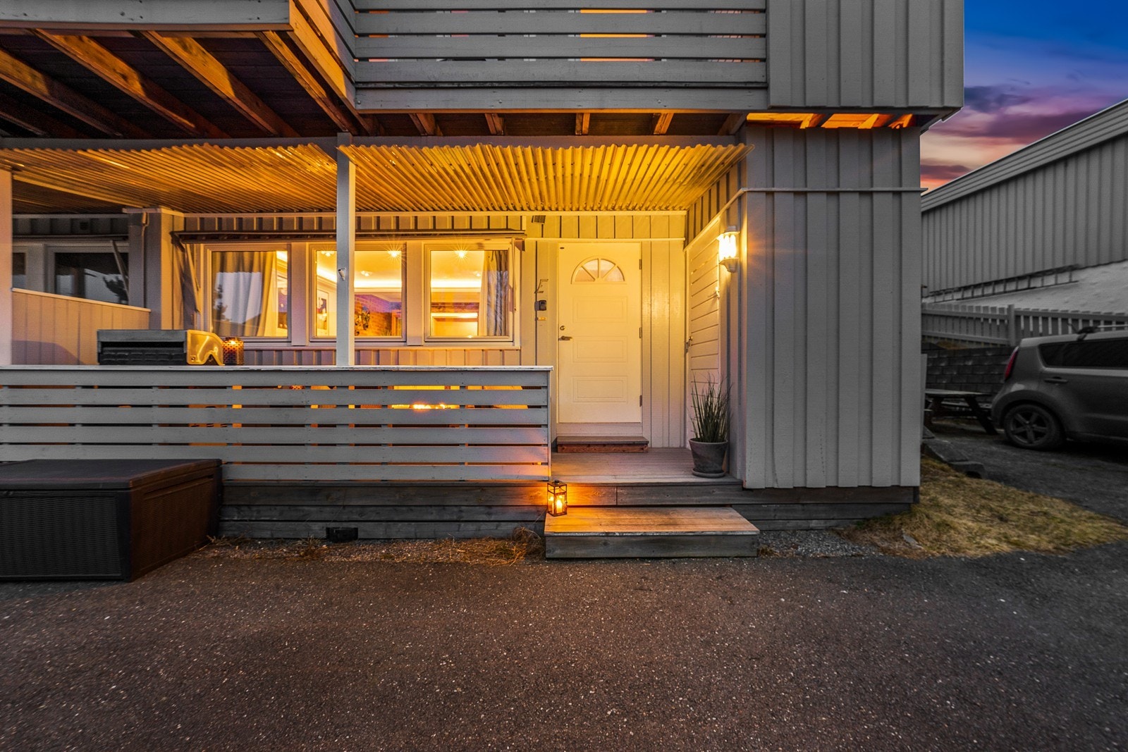 Boligen har direkte adkomst via overbygd vestvendt terrasse og trapp i tre! Galleribilde