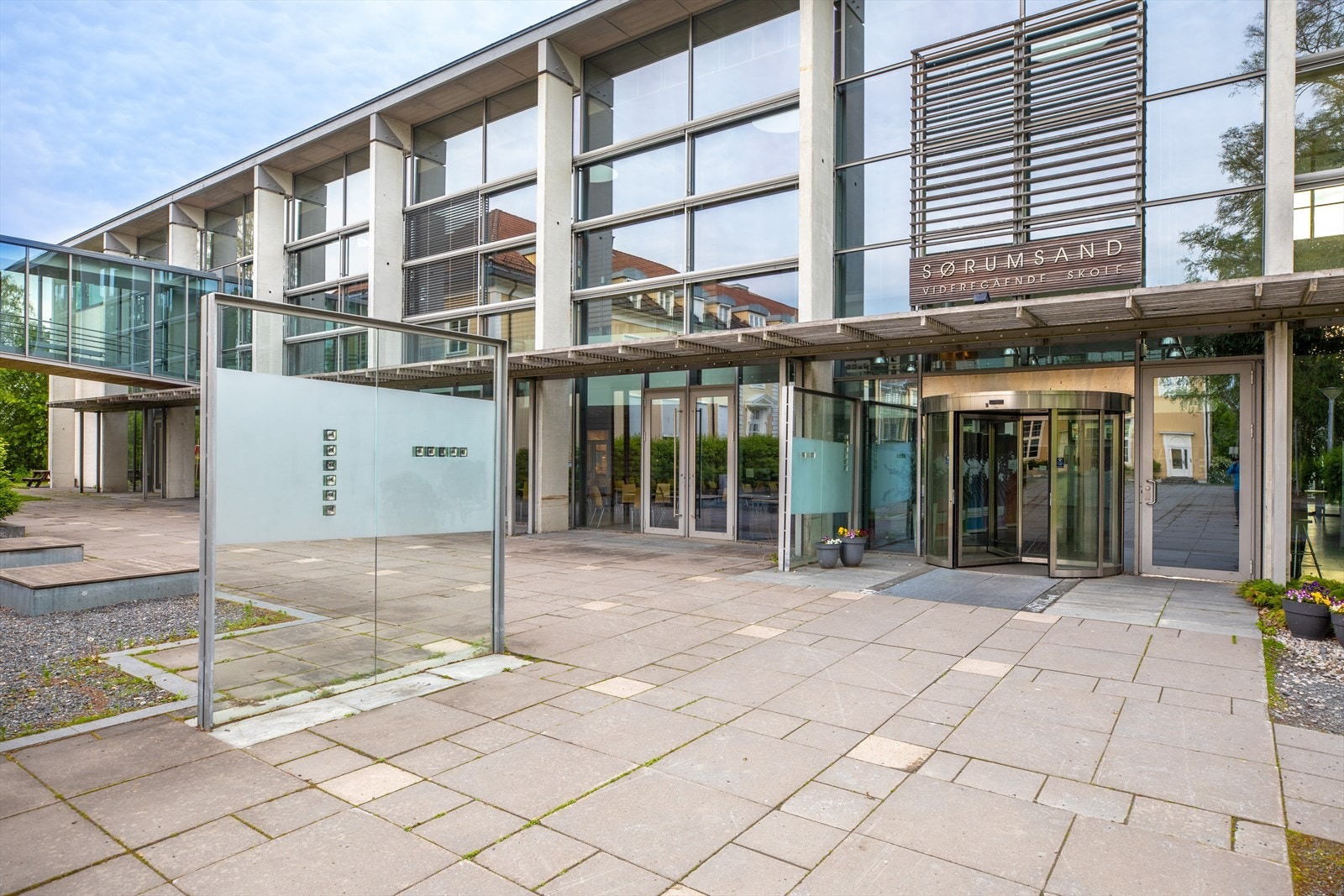 Sørumsand videregående skole ligger ca. 10 minutter fra eiendommen! Galleribilde