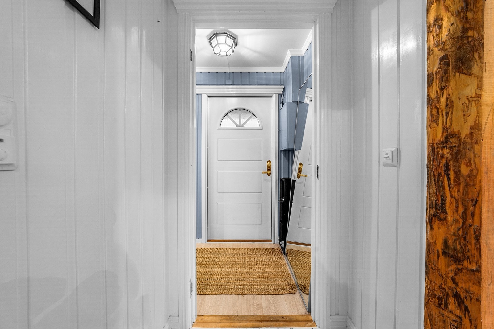 Entreen gir et godt førsteinntrykk av leiligheten og er innredet med laminatgulv og gråmalt panel på vegger! Galleribilde