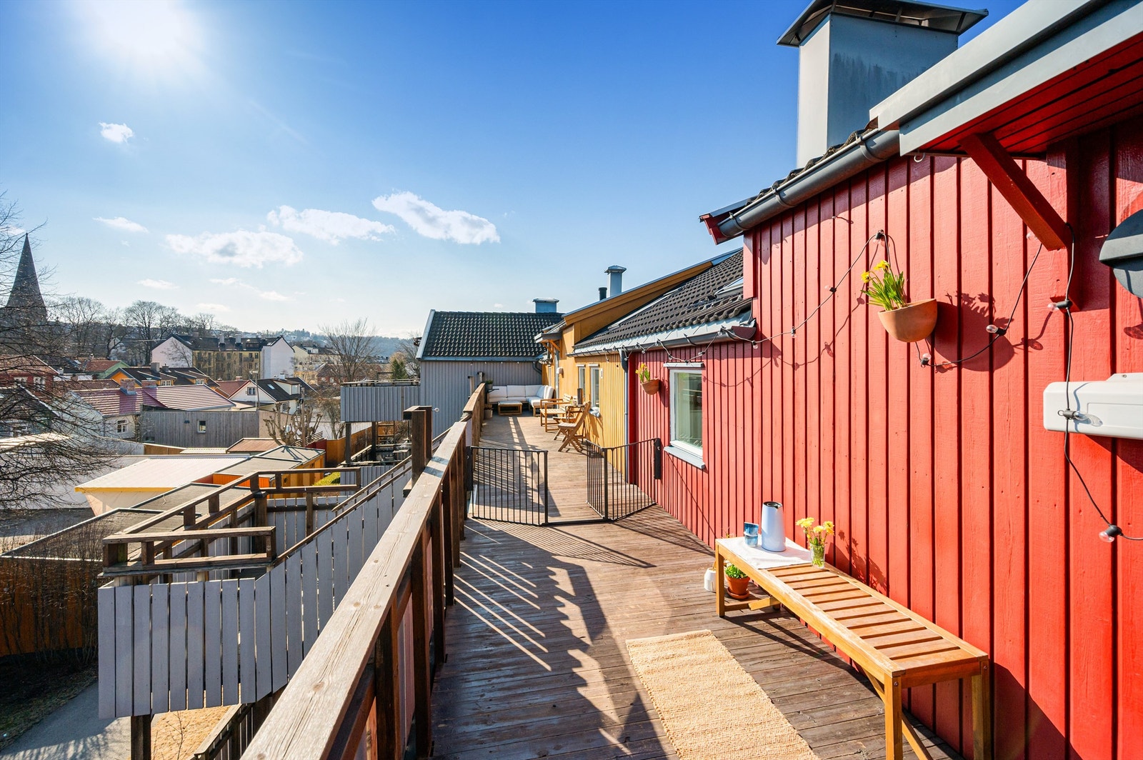 Boligen har en flott intern beliggenhet og ute på verandaen kan man nyte utsikten. Verandaen vender sydøst med utgang fra entré. Galleribilde