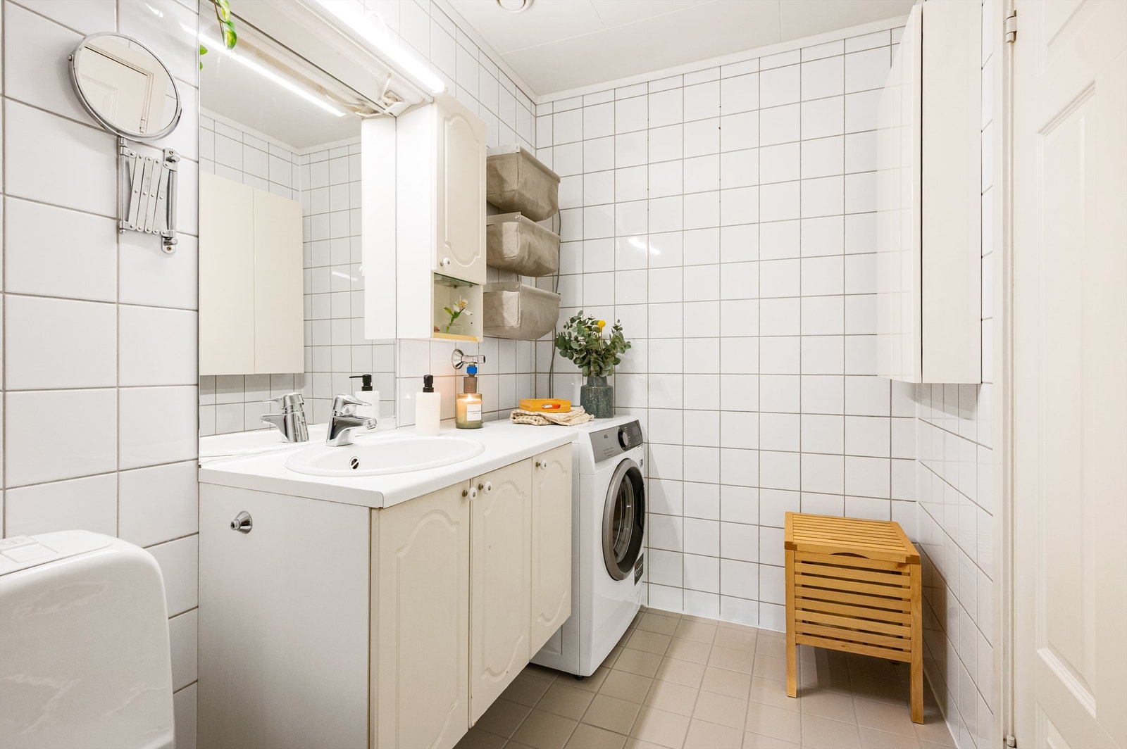 Videre har badet dusjhjørne med forheng og klosett. Det er mekanisk avtrekk. Galleribilde