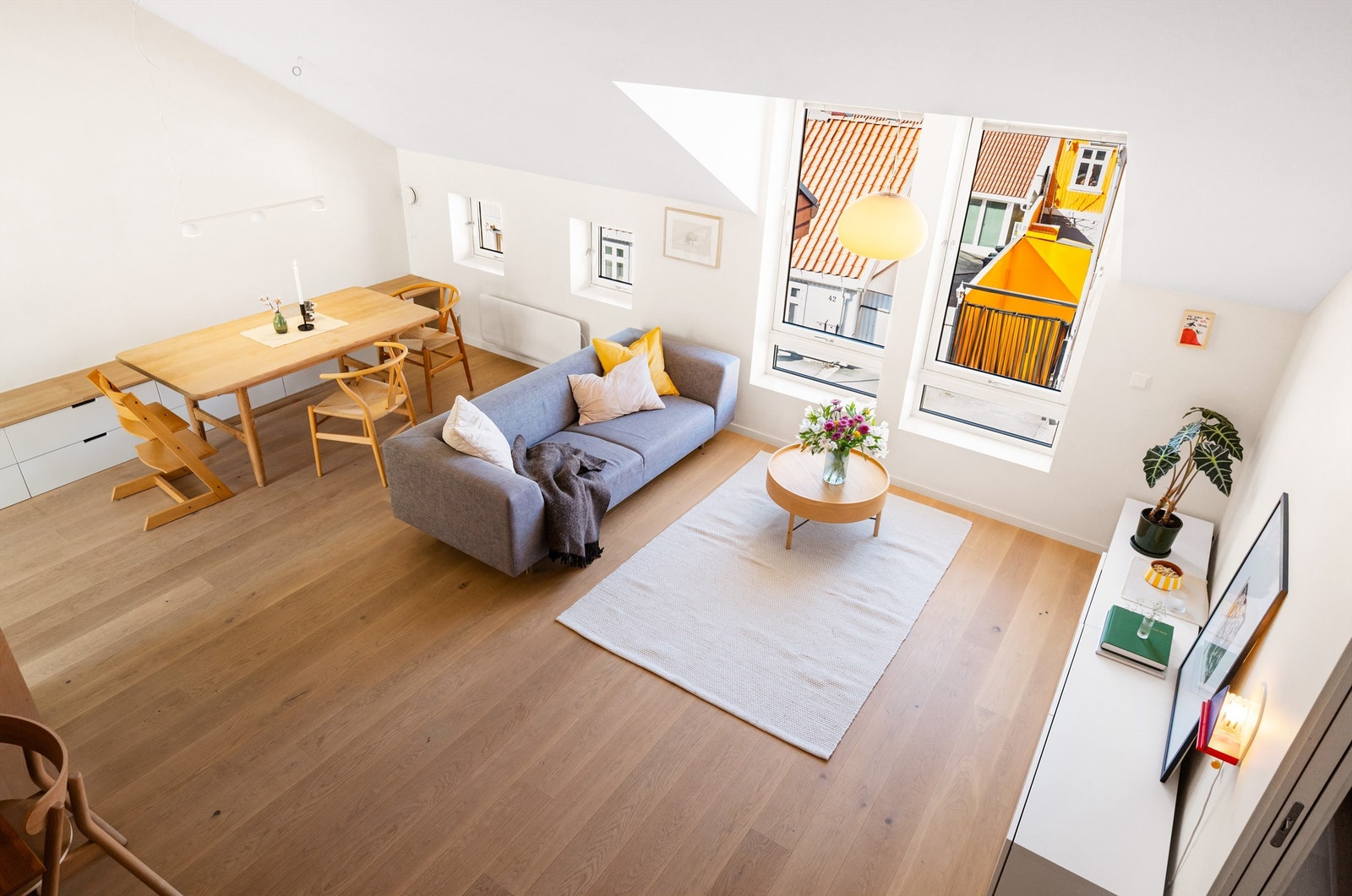 Stuen er romslig og har god plass til sofagruppe med tilhørende salongbord, TV-sjenk eller annet ønskelig stuemøblement. Galleribilde