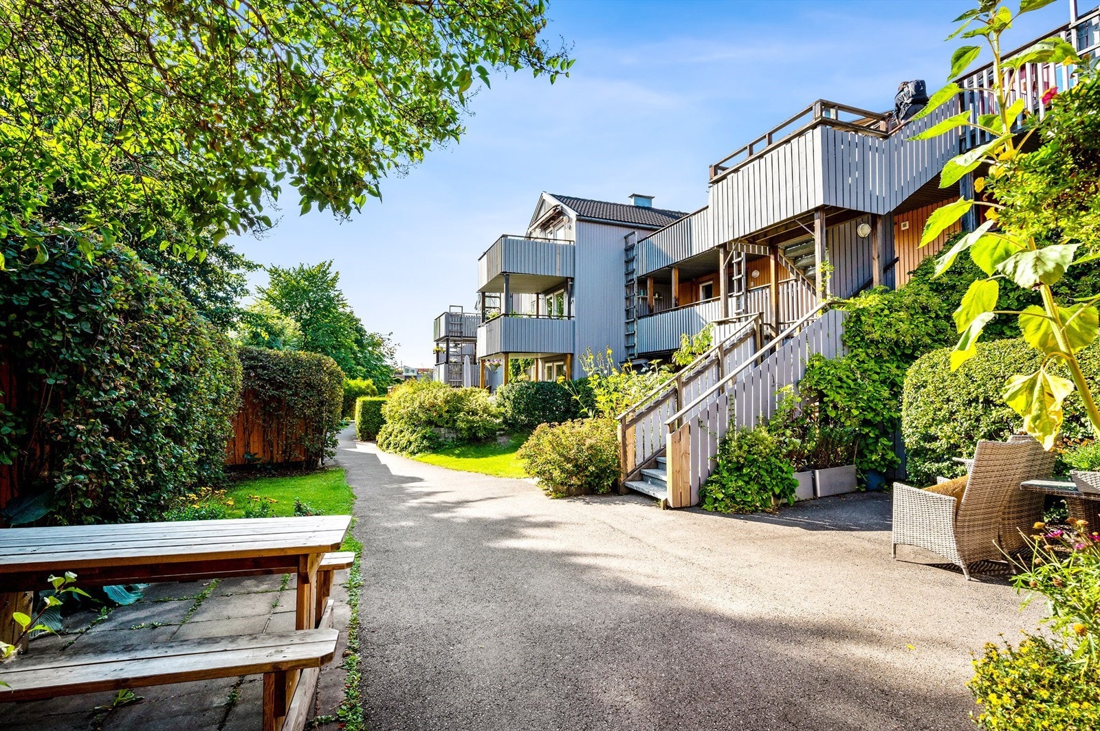 Bakgården er skjermet som gjør at barna kan løpe ut og leke med vennene sine på et større område. Galleribilde