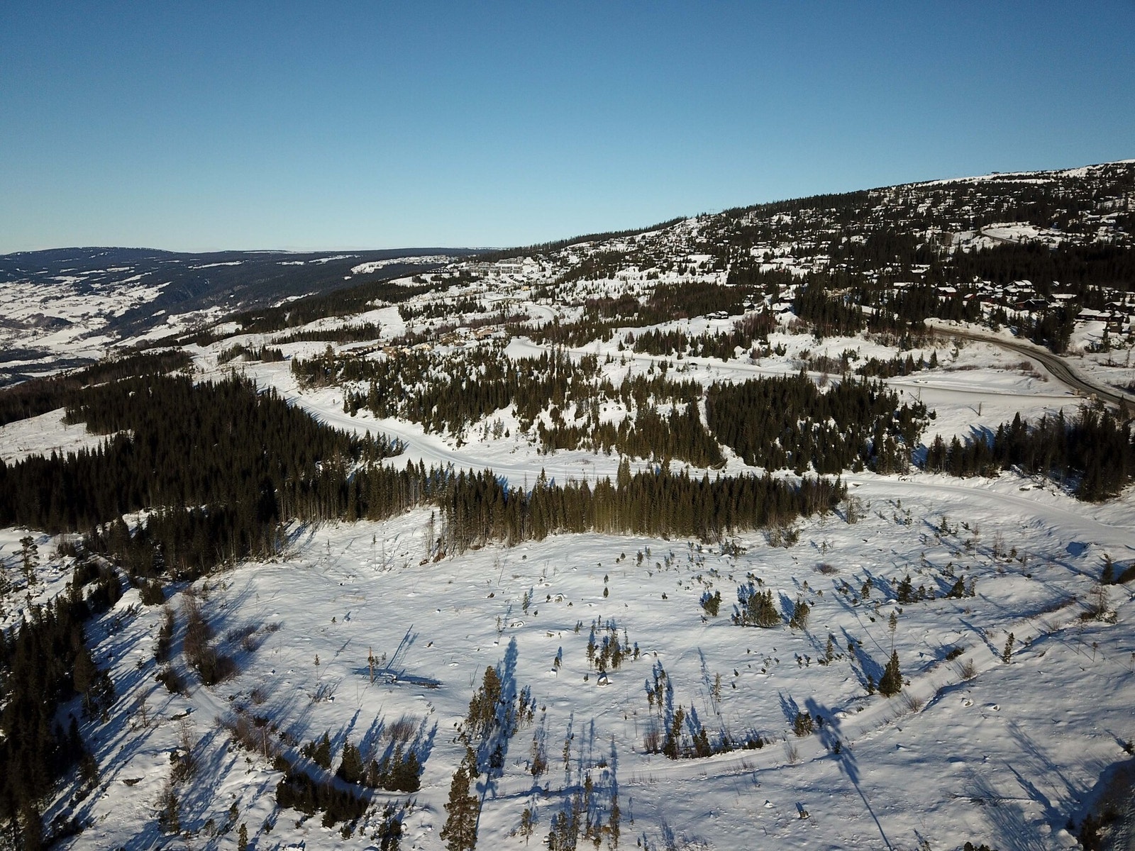 Dronefoto over tomteområdet mot nordøst og Hafjell Galleribilde