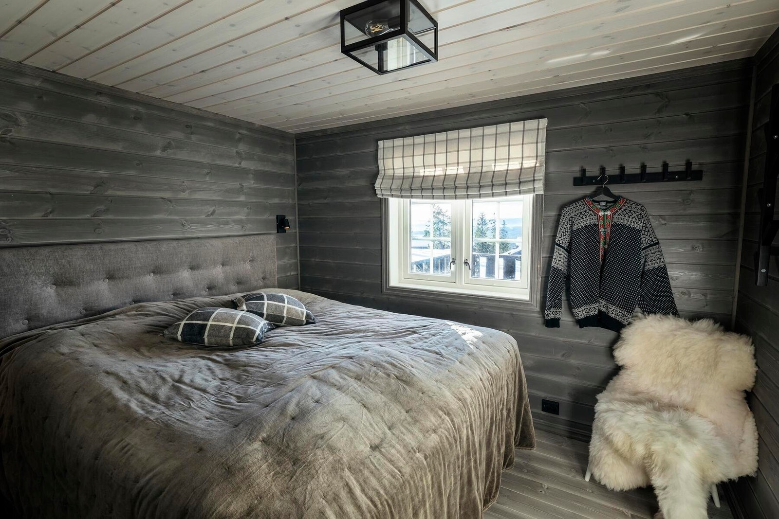 På hovedplan er det 3 gode soverom. Foto fra en oppsatt Rondablikk 120 hytte. Galleribilde