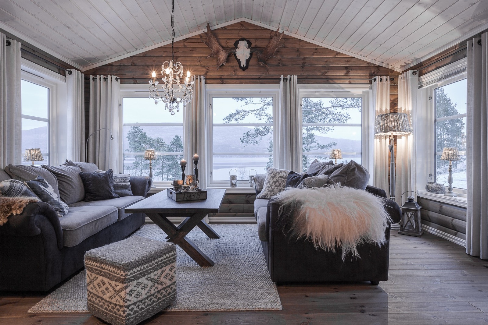 Stua slipper lyset og naturen inn! Foto fra en oppsatt Rondablikk Galleribilde