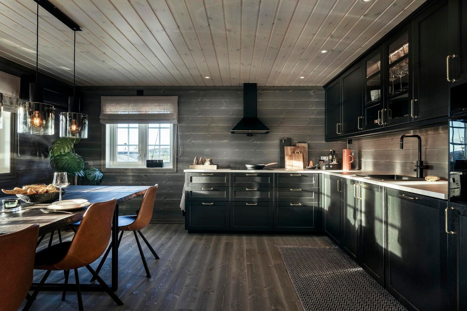 Kjøkkeninnredning fra Norema medfølger. Foto fra en oppsatt Rondablikk 120 hytte. Galleribilde